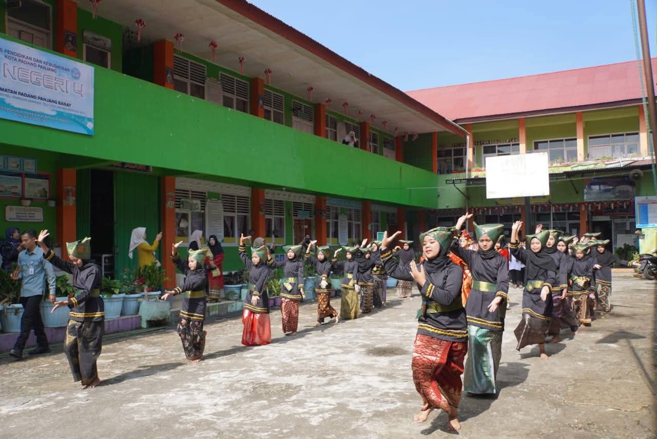 Tampilan kesenian tari piriang oleh siswa SD Kota Padang Panjang